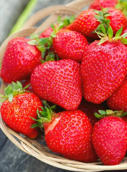 Cesta con fresas en una mesa de madera de jardín —  Fotos de Stock