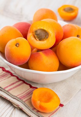 ahşap masa üzerinde bir kasede kayısı