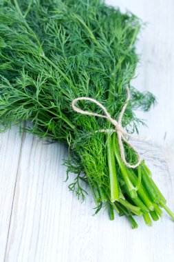 demet dereotu ahşap yüzey üzerinde