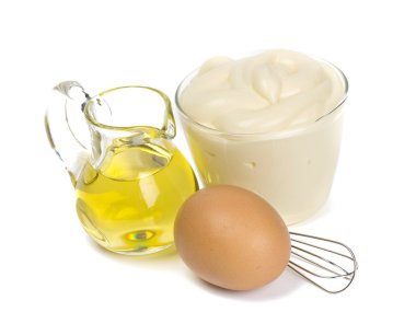 Beyaz arka plan üzerinde izole mayonez malzemeler