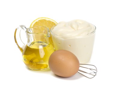 Beyaz arka plan üzerinde izole mayonez malzemeler