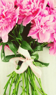 ahşap yüzeyde peonies demet