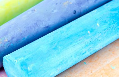 beyaz izole renkli tebeşirler