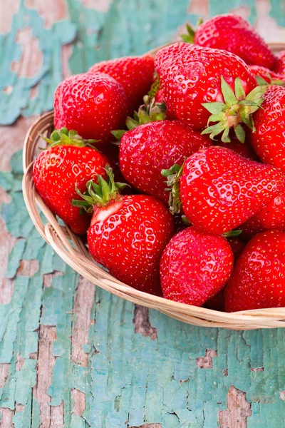 Cesta con fresas sobre una mesa de madera —  Fotos de Stock