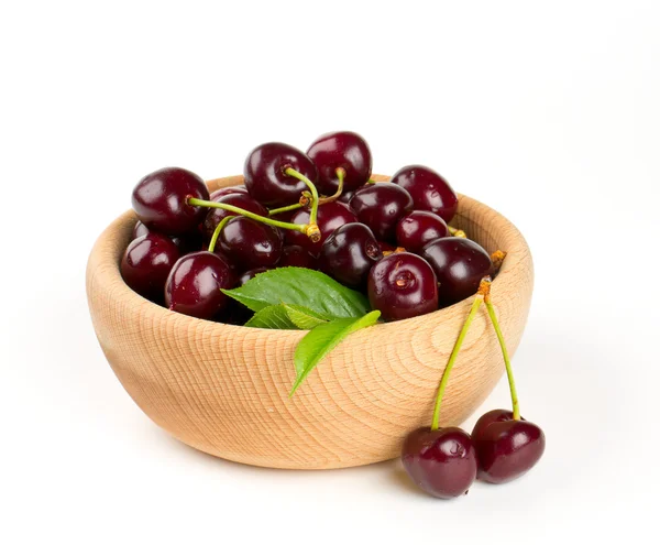 Cereza en un tazón de madera —  Fotos de Stock