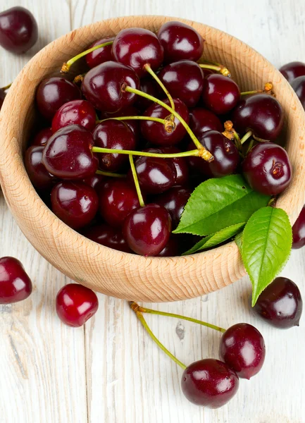 Cerezas en un tazón —  Fotos de Stock