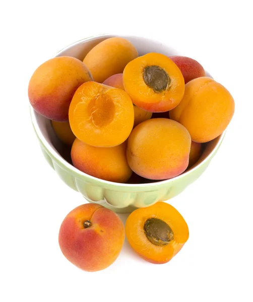 Färska aprikoser i en skål över vita — Stockfoto