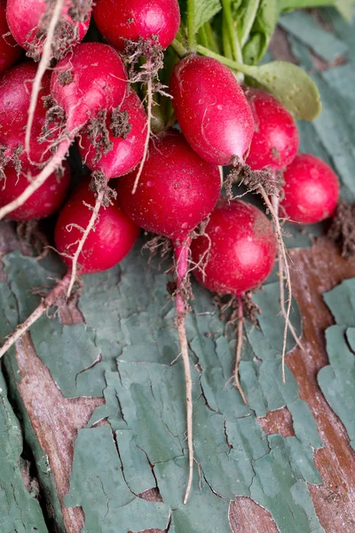 Färska rädisor på träytan — Stockfoto