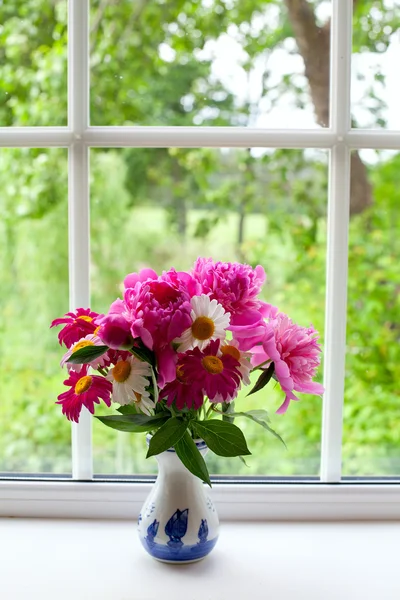 Bouquet d'été sur le rebord de la fenêtre — Photo