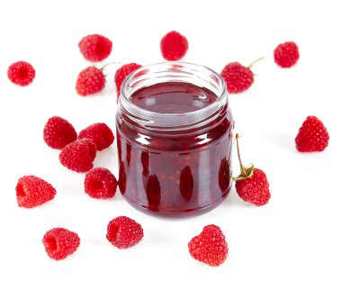 Beyaz arka planda izole edilmiş taze ahududu reçeli