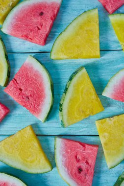 Turkuaz yüzeyinde sarı ve kırmızı karpuz