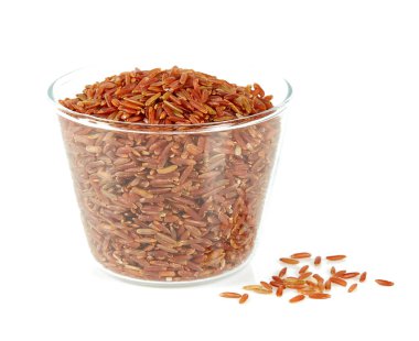 Beyaz zemin üzerinde kırmızı pirinç izole