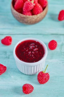 Ahşap yüzeyde ahududu reçeli