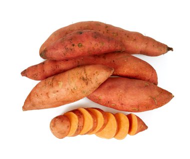 Beyaz arka planda izole edilmiş tatlı patates