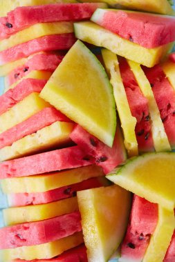 Turkuaz yüzeyinde sarı ve kırmızı karpuz