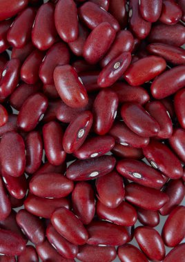 Beyaz zemin üzerinde kırmızı fasulyeler izole