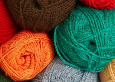 Renkli iplik topları