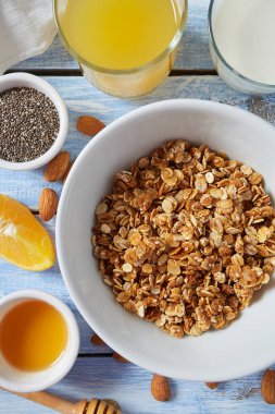 Tahta yüzey yüzeyinde ev yapımı granola.