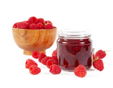 Beyaz arka planda izole edilmiş taze ahududu reçeli