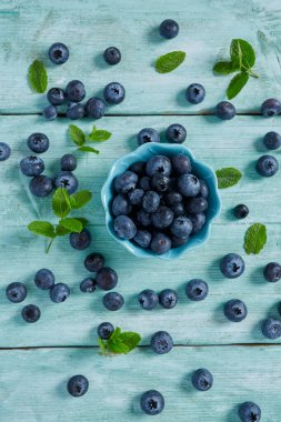 mavi masa arka planında yaban mersini izole edilmiş