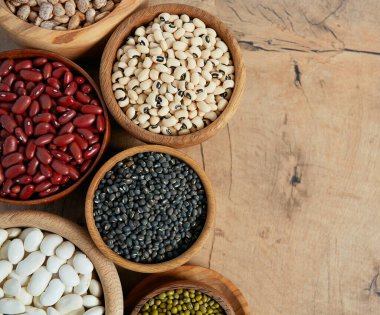 Ahşap yüzeyde çeşitli fasulye çeşitleri