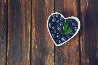 beyaz arkaplanda yaban mersini izole