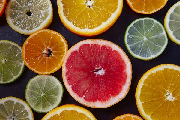 Citrusvruchten Schijfjes Donkere Ondergrond — Stockfoto