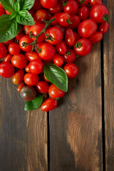 Variëteit Van Miniatuurtomaten Donker Houten Oppervlak — Stockfoto