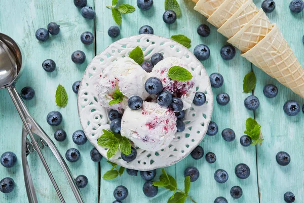 绿松石表面的蓝莓冰淇淋 — 图库照片