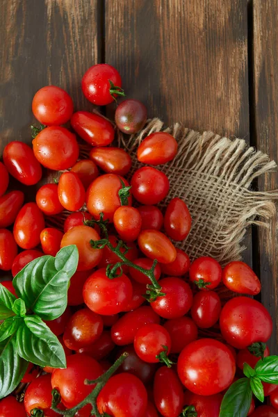 Utbud Miniatyr Tomater Mörk Träyta — Stockfoto