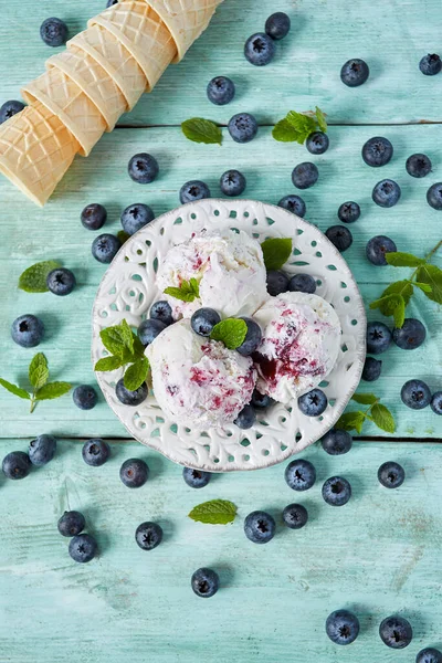 Blaubeereis Auf Türkisfarbener Oberfläche — Stockfoto