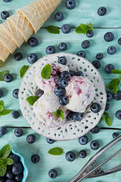 Helado Arándanos Superficie Turquesa — Foto de Stock