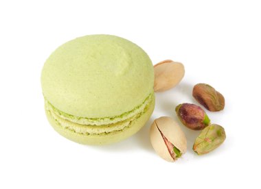 Lezzetli taze fıstıklı kurabiyeler izole edilmiş.