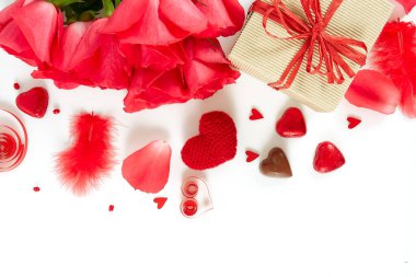 Sevgililer Günü dekorasyonları beyaz arka planda izole edilmiş