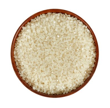 Tahta bir kasede yuvarlak pirinç, beyaz arka planda izole edilmiş.