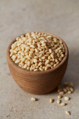 Tahta bir kasede çam fıstığı