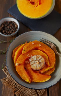 Yağlı ve baharatlı fırında kabak.