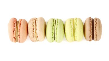 Beyaz üzerine izole edilmiş çeşitli kurabiyeler.