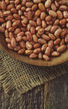 Tahta yüzeyde pinto fasulyesi