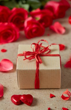 Taş yüzeyde Sevgililer Günü süslemeleri