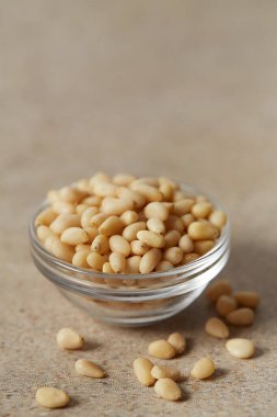 Cam bir kasede çam fıstığı