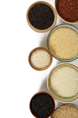 pirinç çeşitleri beyaz arka planda izole edilmiştir.