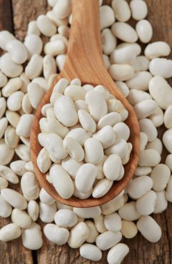 Tahta yüzeyde beyaz tereyağlı fasulye