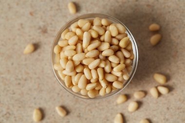 Cam bir kasede çam fıstığı