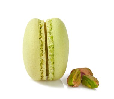 Lezzetli taze fıstıklı kurabiyeler izole edilmiş.