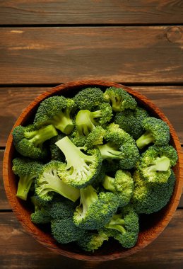 Tahta yüzeyde taze brokoli.