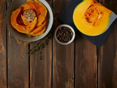 Yağlı ve baharatlı fırında kabak.