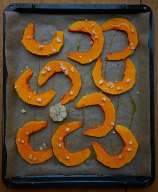 Balkabağı parçaları pişmeye hazır.