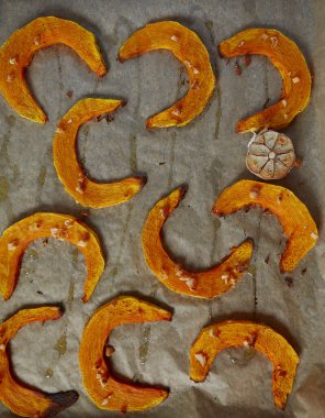 Yağlı ve baharatlı fırında kabak.