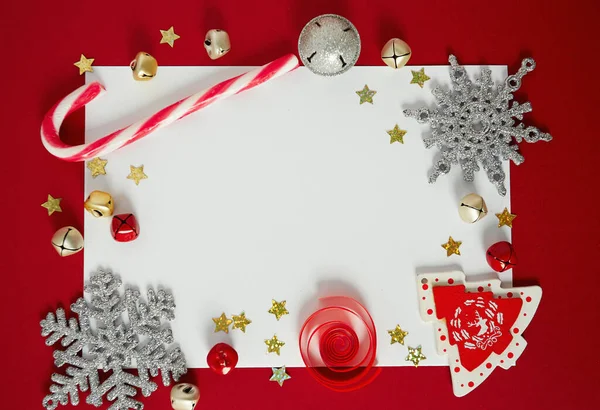 Χριστουγεννιάτικη Κάρτα Πολύχρωμες Διακοσμήσεις Κόκκινο Αρτοποιείο — Φωτογραφία Αρχείου